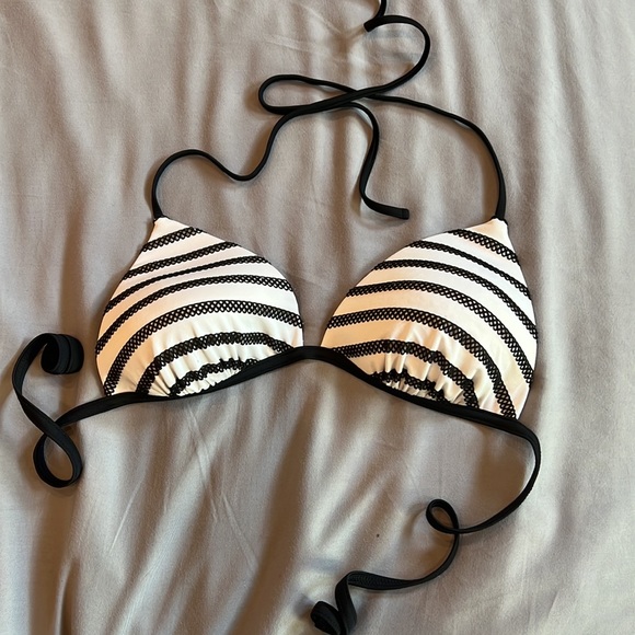 bought from Dillards. strings on bottom and top. Cup s about 32C, or 34D. Cute!! - Picture 3 of 4